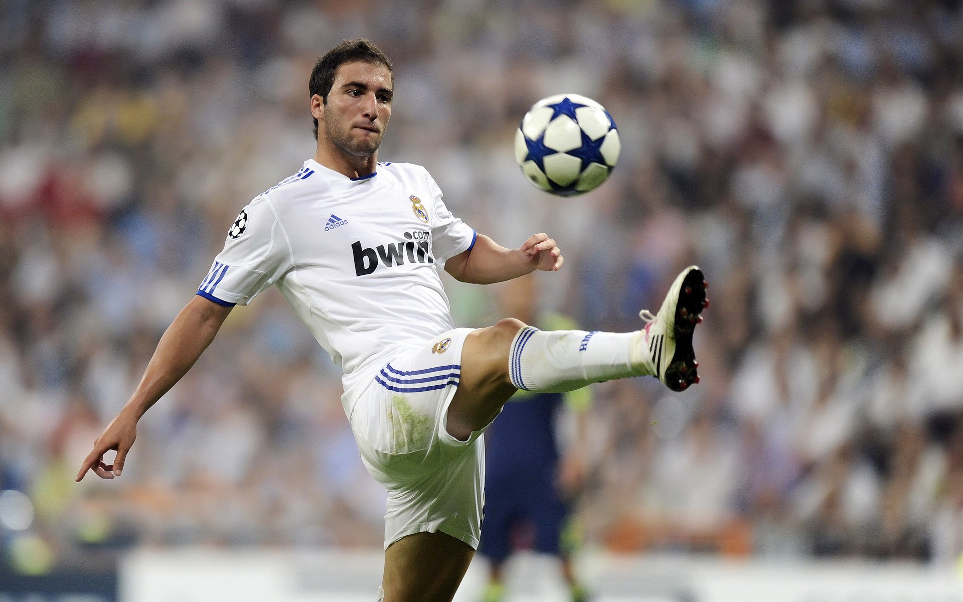 巴黎圣日耳曼再引进世界级中场，阵容升级引爆转会市场，巴黎圣日耳曼阵容首发